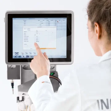 Tekniker betjener en Labfors 5 bioreaktor via INFORS HT berøringsskjerm