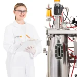 Tekniker dokumenterer ved en Infors Techfors-S 2 bioreaktor i rustfritt stål