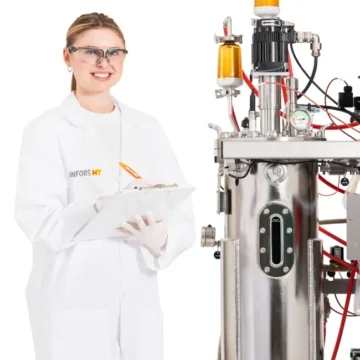 Tekniker dokumenterer ved en Infors Techfors-S 2 bioreaktor i rustfritt stål
