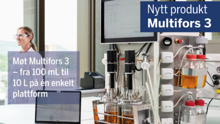 Multifors 3 benkbioreaktor fra INFORS HT i et laboratorium, med flere glassbeholdere, berøringsskjerm og en laptop som viser eve bioprosessprogramvare. Tekst på bildet: Nytt produkt Multifors 3 – fra 100 mL til 10 L på én enkelt plattform.